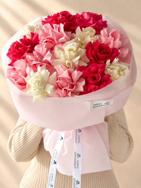Букет "Rose kiss" из роз — «Rose kiss» — элегантный букет из 15 роз.